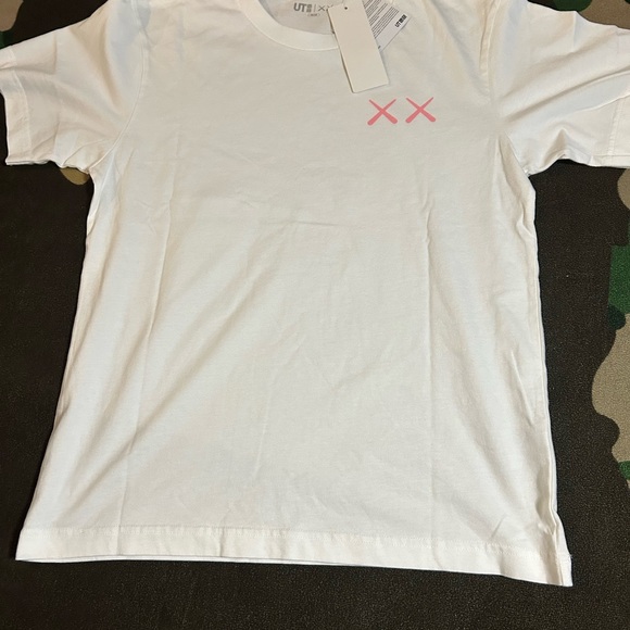 Kaws x Uniqlo - Picture 2 of 2